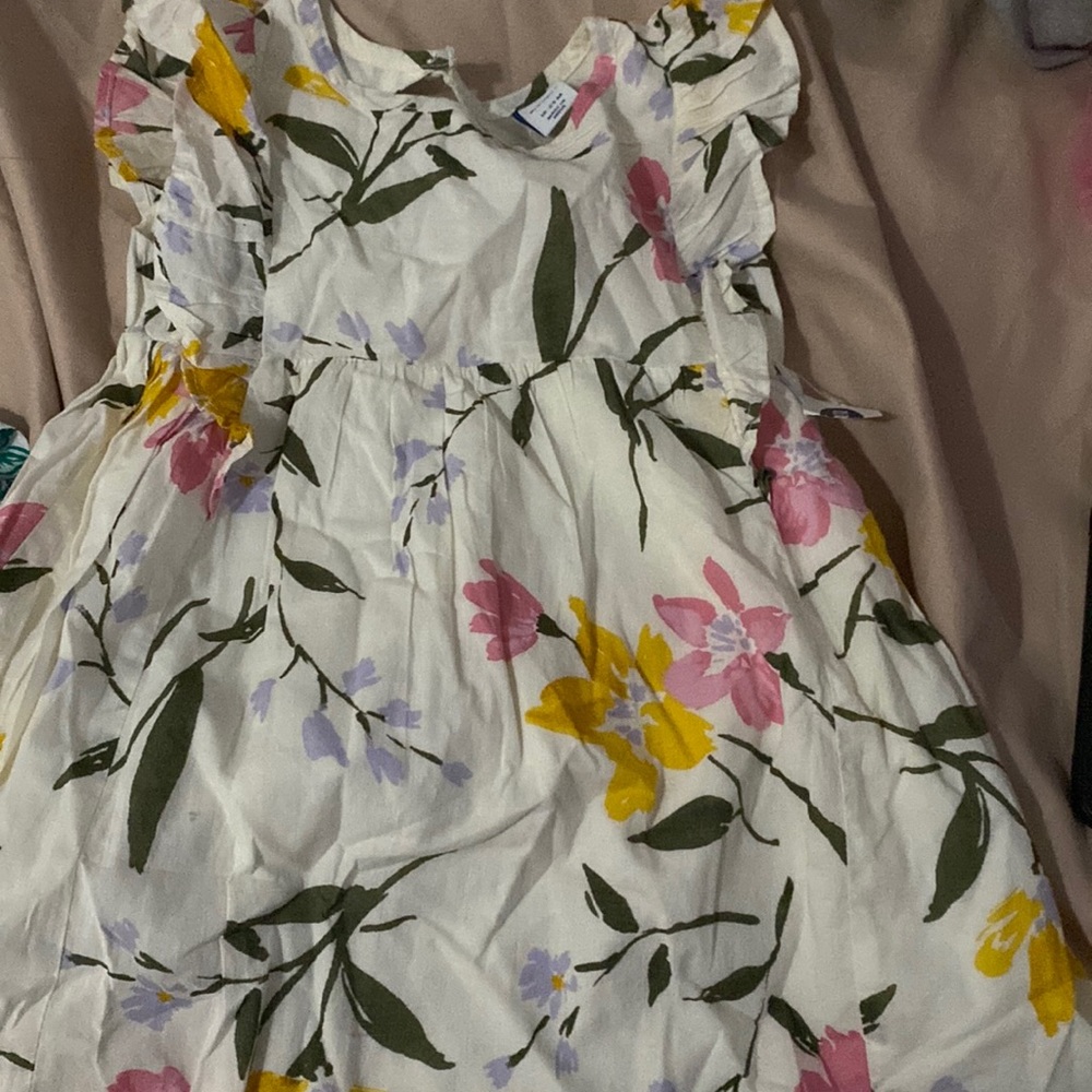 The brand is from old navy.Never worn it’s a dress and floral,Multi color.